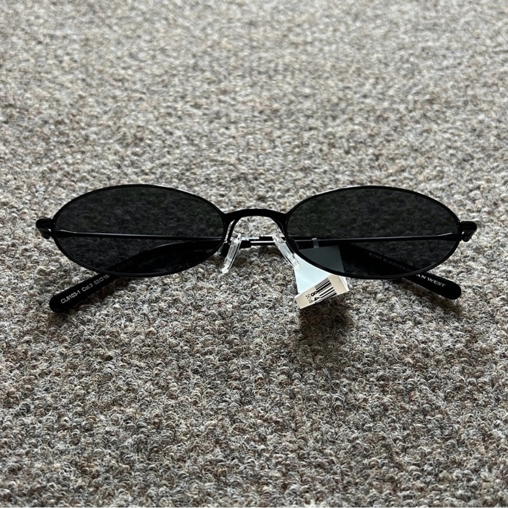Chic Black Oval Sunglasses